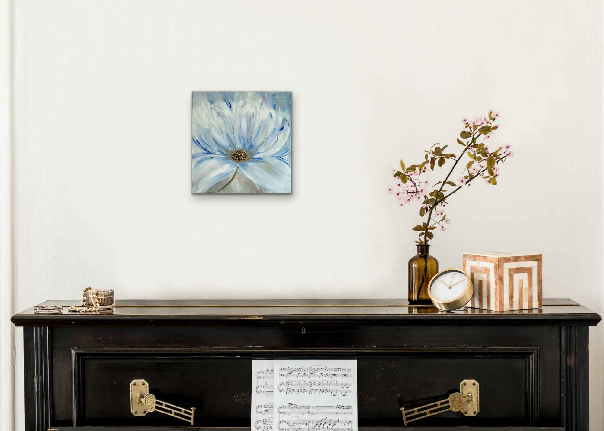 Bleuette – Fleur stylisée bleue et blanche au coeur doré – Image 2